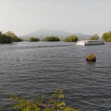 大沼に浮かぶ遊覧船。