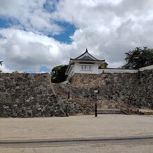 ここを登っていくと岡山城です。