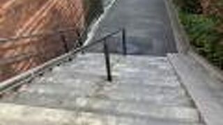 爪先を立てて上る坂