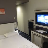 ダブルルームです。ベッド横のスペースも十分あります。