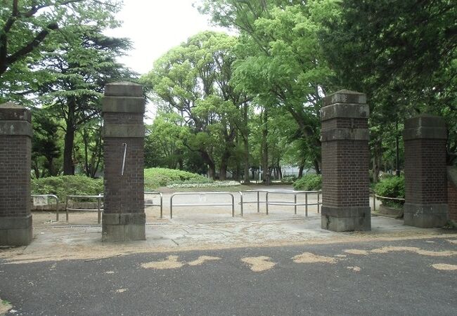 公園の入口にある、歴史を感じる建造物