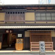 歴史のある材木店の「酢屋」の二階では坂本龍馬の資料室があります。