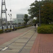 YOKOHAMA  AIR CABINに沿って歩く汽車道です