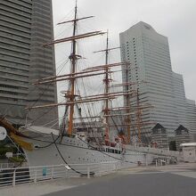 ドックに係留され保存されている帆船日本丸です。