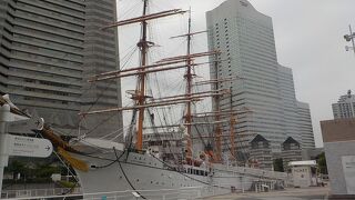 「太平洋の白鳥」の別名がある帆船日本丸は姿が美しいです。