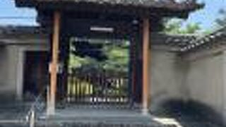 月桂冠大倉記念館の前に建つ