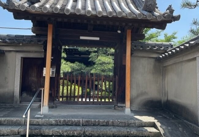 月桂冠大倉記念館の前に建つ