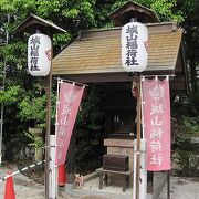 阿智神社の社殿の奥に位置します。