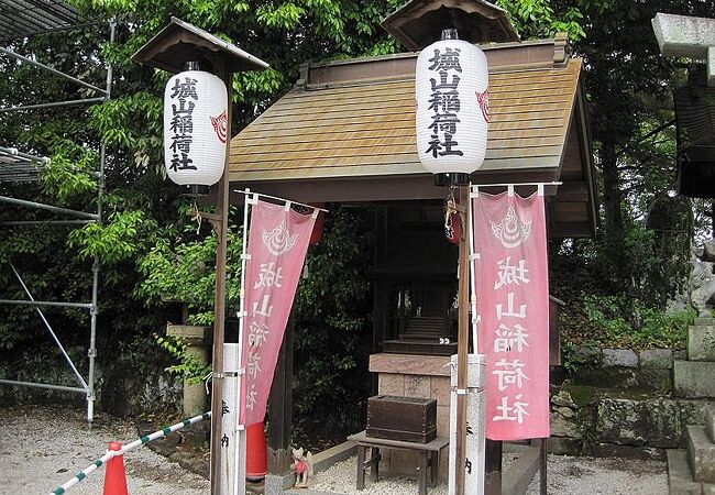 阿智神社の社殿の奥に位置します。