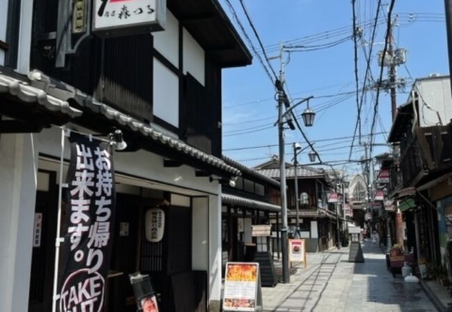 江戸時代の雰囲気のある石畳の商店街
