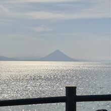 朝日を浴びている開聞岳