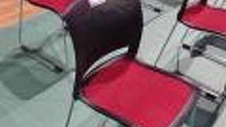 コートサイド中央の座席で観戦