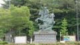 JR小田原駅西口のロータリーにある立派な像が北条早雲像です。