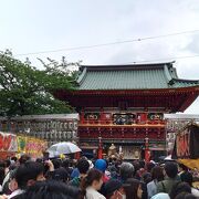 神田祭は雨でしたが賑わっていました。