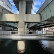 高速道路が交差する橋