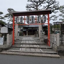 通りから見ると赤い鳥居？が目立つ