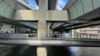 高速道路が交差する橋