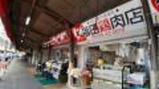 昔からの店が並ぶ