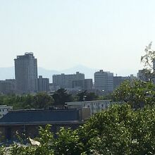 西に見える富士山の影