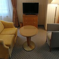 テーブルにソファーで便利です