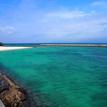 隣の小さなビーチは波もなく穏やかなので海水浴向き