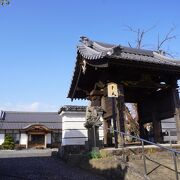 山門が歴史を感じさせてくれる遺構