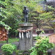 小田原出身の二宮尊徳(金次郎)の像は二宮神社参道にありました。