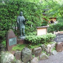 村々を廻って指導する二宮尊徳像も二宮神社参道にあります。