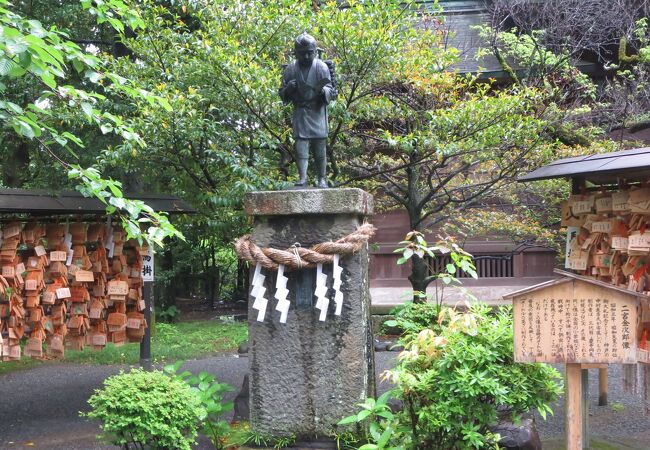 小田原出身の二宮尊徳(金次郎)の像は二宮神社参道にありました。