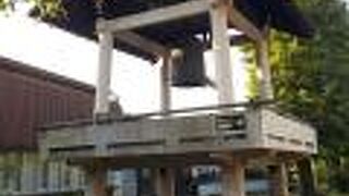 何回もの海中を経て「時の鐘」として三石神社境内にあります。