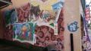 安城駅前の商店街が舞台のウォールペイント