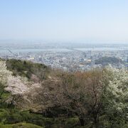 徳島市街や吉野川、淡路島、紀伊水道などが一望できます