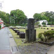 北条氏の本拠地として有名である。江戸時代には小田原藩の藩庁があった。城跡は国の史跡に指定されている。