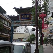 横浜中華街の東側にある青く塗られた柱の最大の門(牌楼)です。