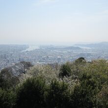 徳島市街や吉野川、淡路島、紀伊水道などが一望