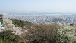 徳島市街や吉野川、淡路島、紀伊水道などが一望できます