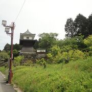 岩村城への入口に建つ