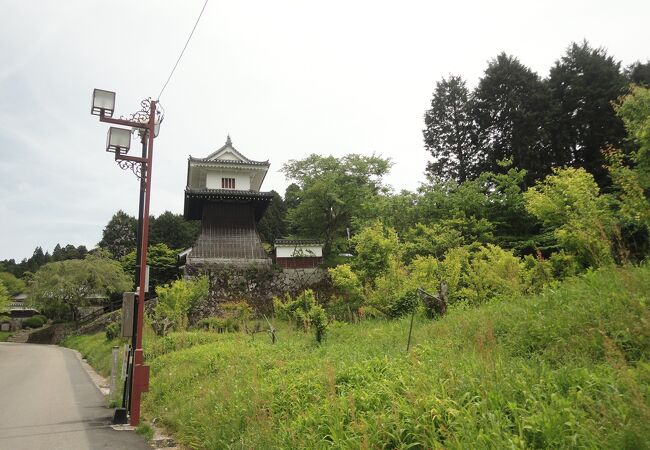 岩村城への入口に建つ