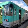 レトロな車両と小さな駅