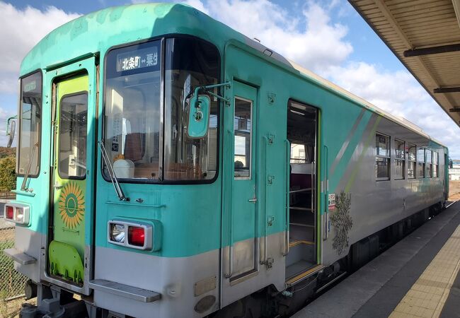 レトロな車両と小さな駅