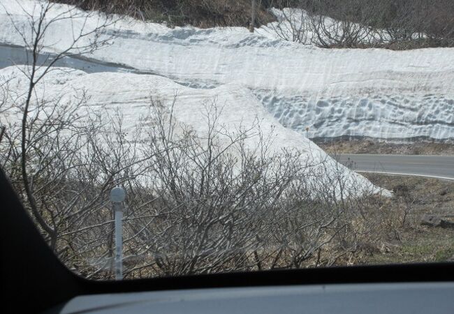 冬季は閉鎖。雪の壁は5月でも少しありました。