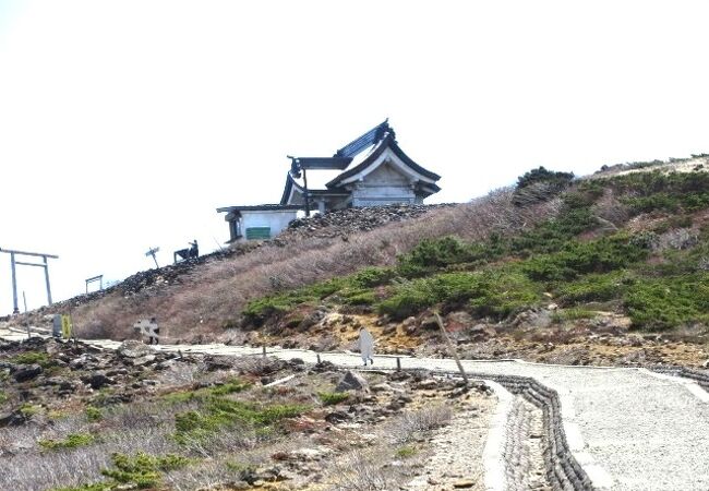 かったみねじんじゃ、蔵王連峰の刈田山頂にあるコンクリートの神社