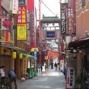 横浜中華街にある10基の門の一つです。市場通りに2基あります。
