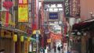 横浜中華街にある10基の門の一つです。市場通りに2基あります。