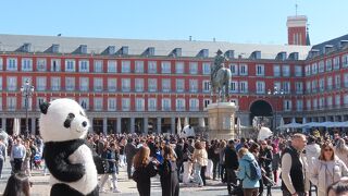 にぎやか過ぎてやや警戒