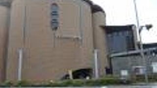 伊丹駅の近くの大通り沿いにある音楽ホール