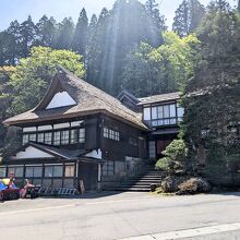 茅葺屋根の雰囲気ある温泉宿