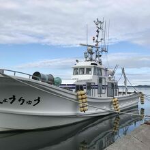 厚岸湖の湖岸に係留された漁船・