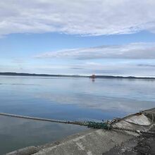 青空に綺麗な水面が浮かび上がる