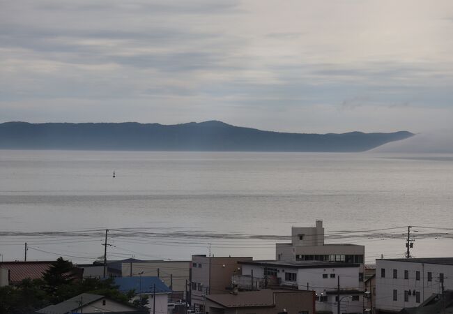 霧の対岸の半島がみえる「コンキリエ」からの厚岸湾の眺めは幻想的でした